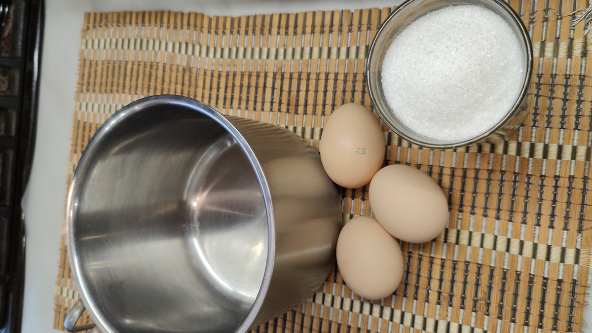 В ёмкость засыпать песок 1 стакан