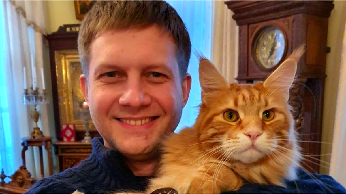 Этого кота зовут Владыка. Борис "нянчил" его во время встречи с митрополитом Псковским и Порховским Тихоном (хозяином кота).