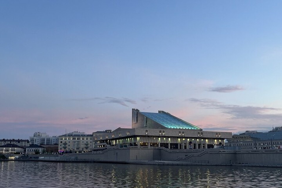    Автором постановки является известный драматург Туфан Миннуллин. Рузалия ХАКИМУЛЛИНА