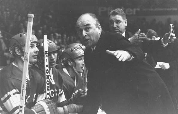 Тренеры Аркадий Чернышёв и Анатолий Тарасов руководят действиями своих подопечных