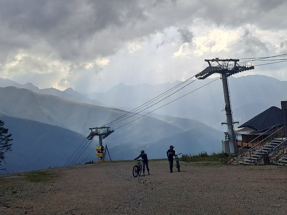 Велосипедисты спускаются к маршруту