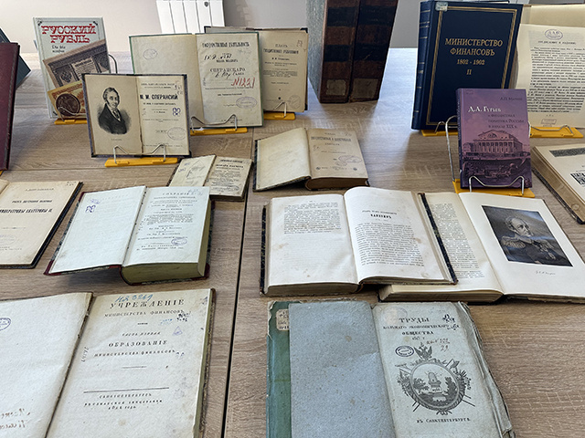 Время и деньги. В Твери открылась уникальная выставка