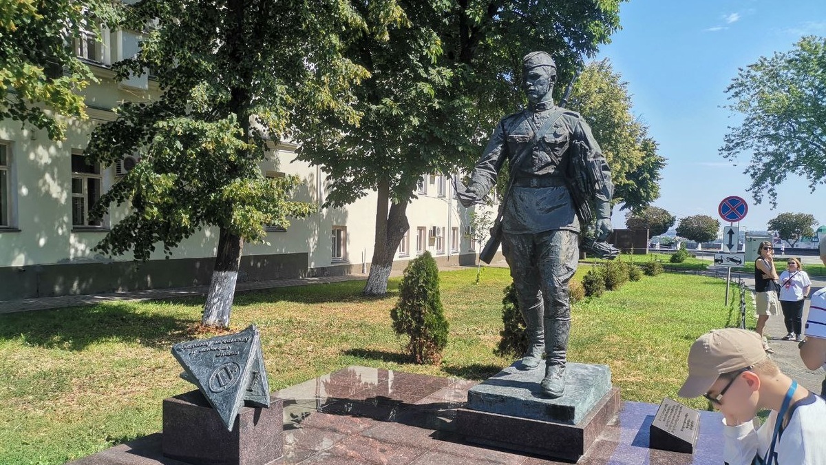 Памятник фронтовому почтальону. Говорят, единственный в мире.