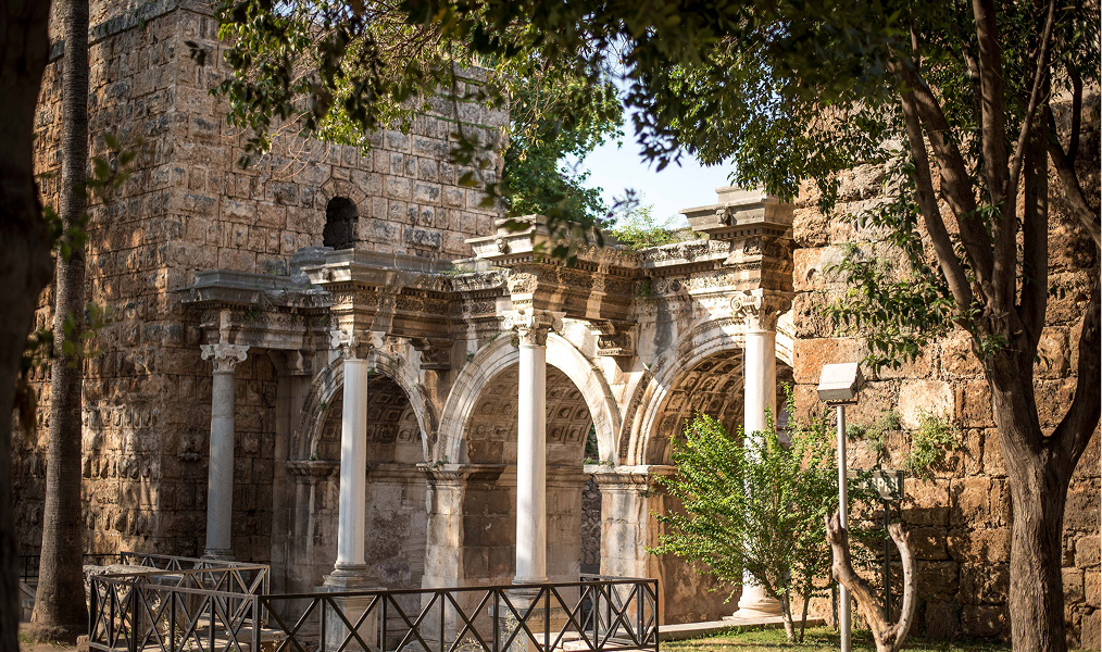 Здесь можно прикоснуться к прошлому у ворот Адриана и среди руин древнего Термессоса.Фото: Yunona K / Shutterstock.com