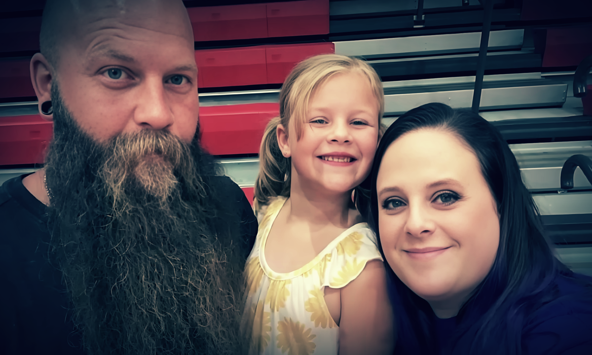 Фотография Афины с отцом и мачехой