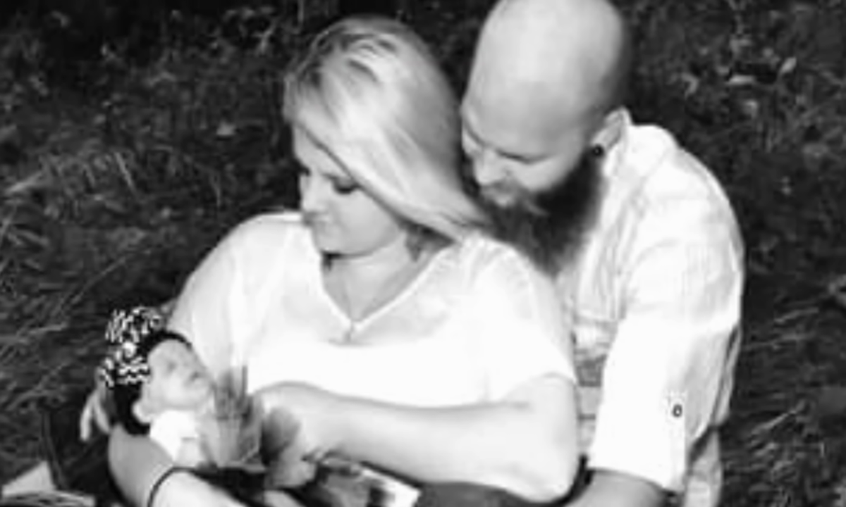 Фотография Афины с родными матерью и отцом