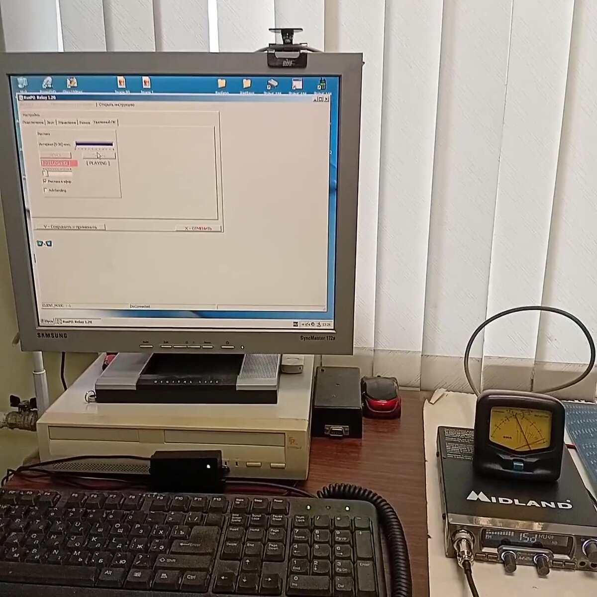 Программа Ruspo Relay на старом компьютере с Windows XP, соединённом через интерфейс с Си-Би рацией Midland M-20