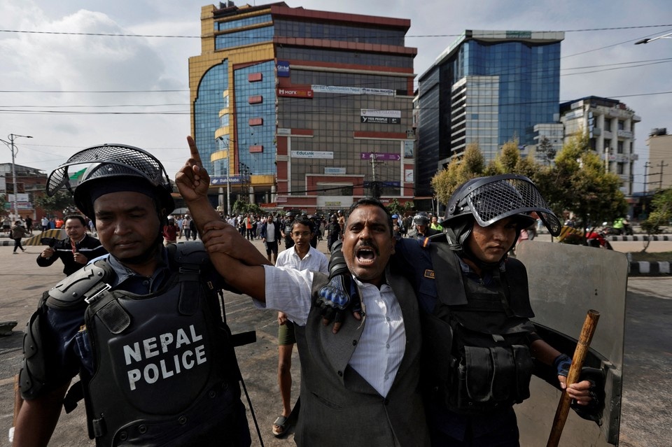    India Today: Членов правительства Непала эвакуируют на военных вертолетах REUTERS