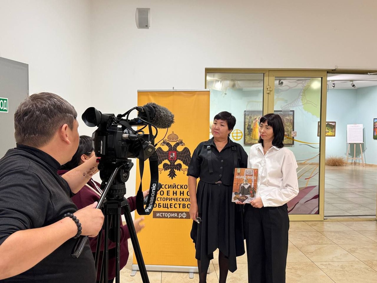 Авторы-составители альбома-каталога Инна Худякова (справа)и Наталья Танбаева