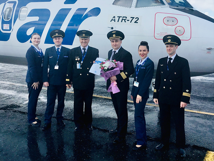 На фото слева направо:  Мария Зенкина, бортпроводник-стажёр СБП г. Тюмень
Павел Малиновский, бортпроводник-инструктор СБП г. Тюмень
Борис Бояринцев, командир летного отряда № 3
Вадим Савельев, командир ATR 72 авиаэскадрильи № 2 летного отряда № 3
Люза Дзюба, бортпроводник-бригадир СБП г. Тюмень
Денис Гаевой, второй пилот авиаэскадрильи № 2 ATR 72 летного отряда № 3