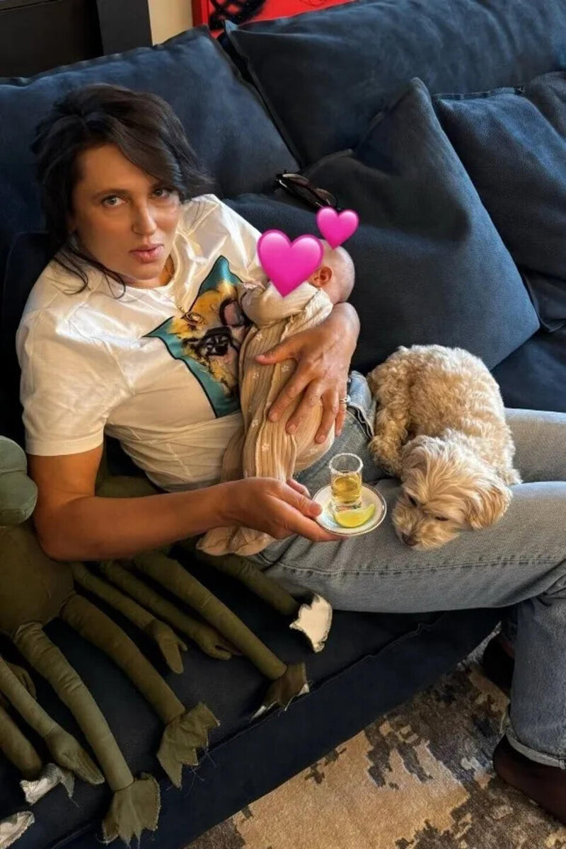    Мать Валентины Ивановой с внучкой и любимой собакой Социальные сети