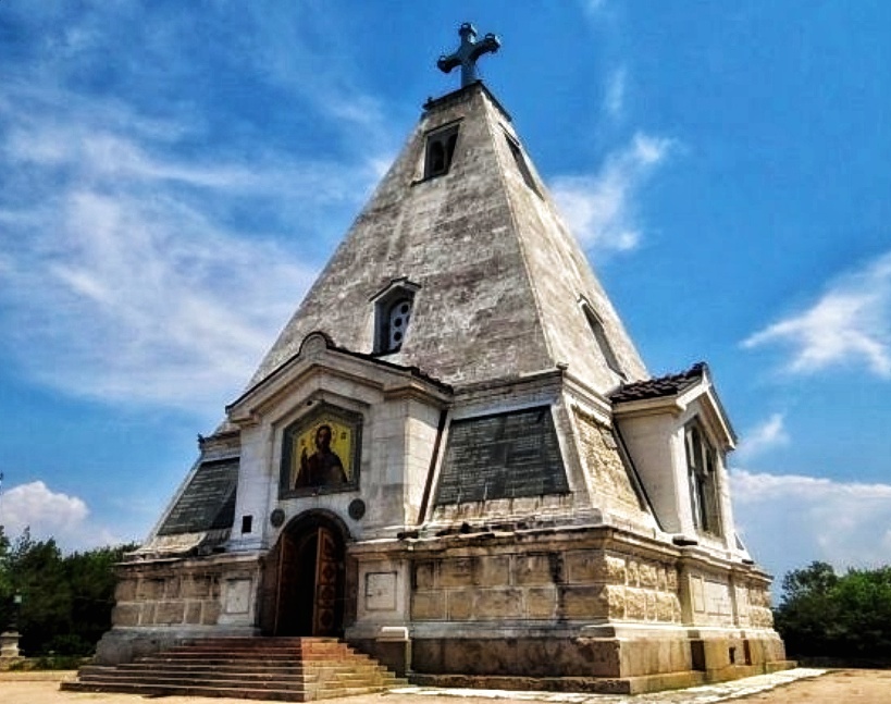 Уникальный образец культовой архитектуры второй половины 19 века: храм-пирамида, одновременно памятник защитникам Севастополя в период Крымской войны