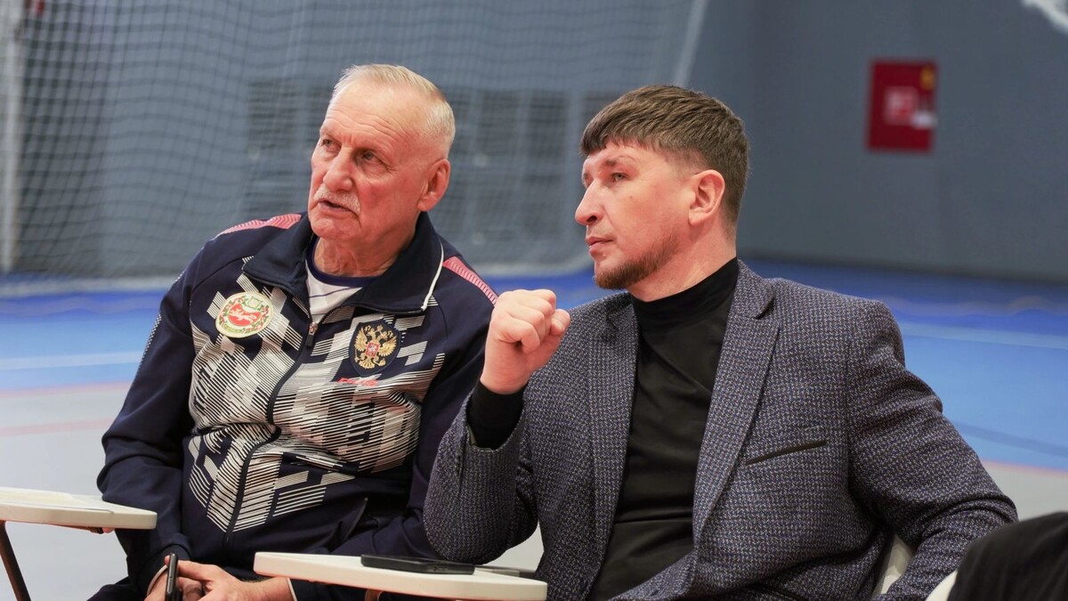 Исполняющий обязанности директора Спортивной школы олимпийского резерва по единоборствам Сергей Смирнов выражает глубокую благодарность руководителю Федерации бокса РХ Ивану Владимировичу Володину за помощь, грамотную работу по развитию и популяризации бокса, а также Николаю Федоровичу Дружинину — за многолетний труд и преданность спорту.