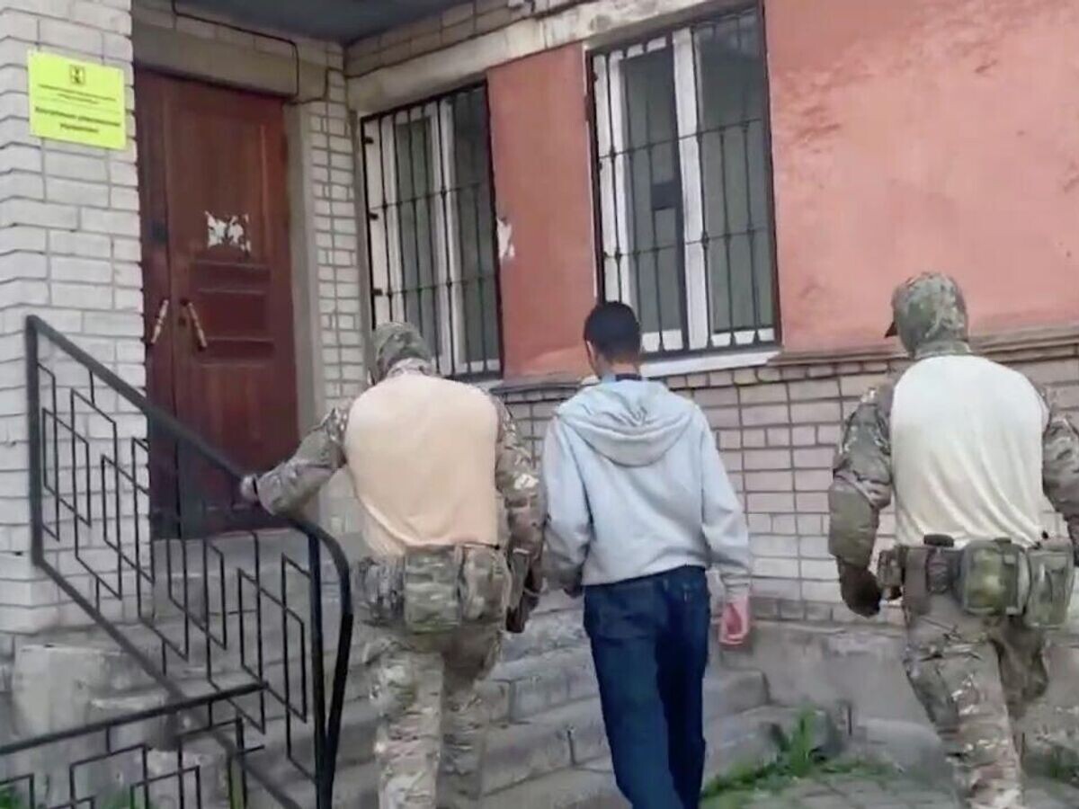    Задержание одного их несовершеннолетних, обвиняемых в совершении диверсии на железной дороге в Архангельской области© Следком/Telegram