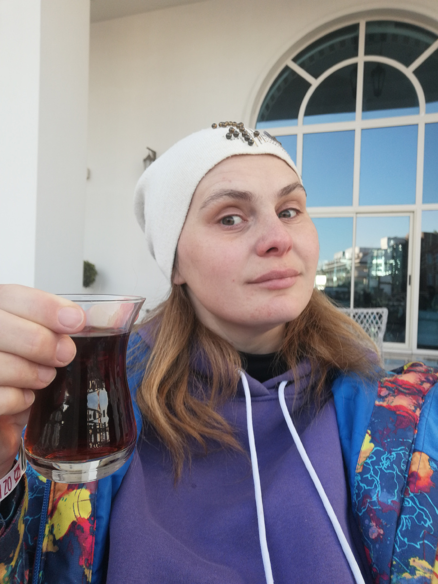 Турецкий чай в "тюльпанчиках" - это моя любовь. Главное, чтобы наливали, как для себя, а не как для иностранца. Мне нравится их крепость чая. И его аромат.  А бледная здесь, как поганка - ещё от перелёт не отошла. Он длинный из наших краев получается.