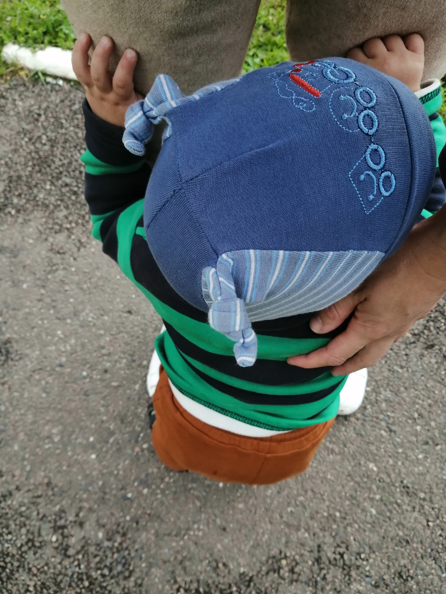 Даже сын сегодня поймал хмурное настроение и хочет только "на ручки".