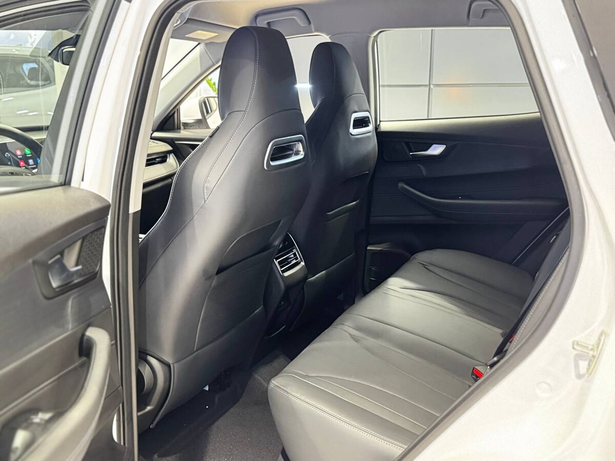 Мягкая отделка кресел, эргономичная форма сидений и продуманная система климат-контроля создают идеальные условия для поездок.