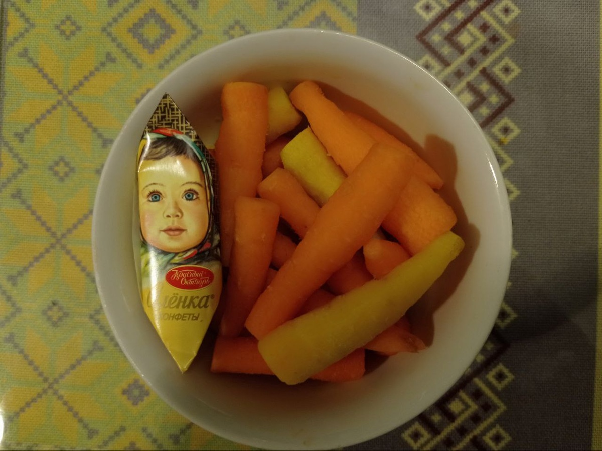 Наша самая-самая бейби-морковка. Конфетка для масштаба.