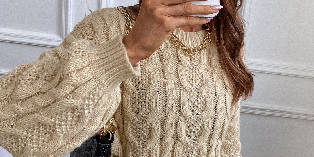Вязаные джемперы с узорами «косы»: модный сезон 2026