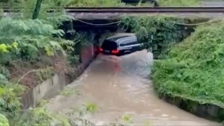 Ситуация сложная: Сухум затопило после сильных ливней
