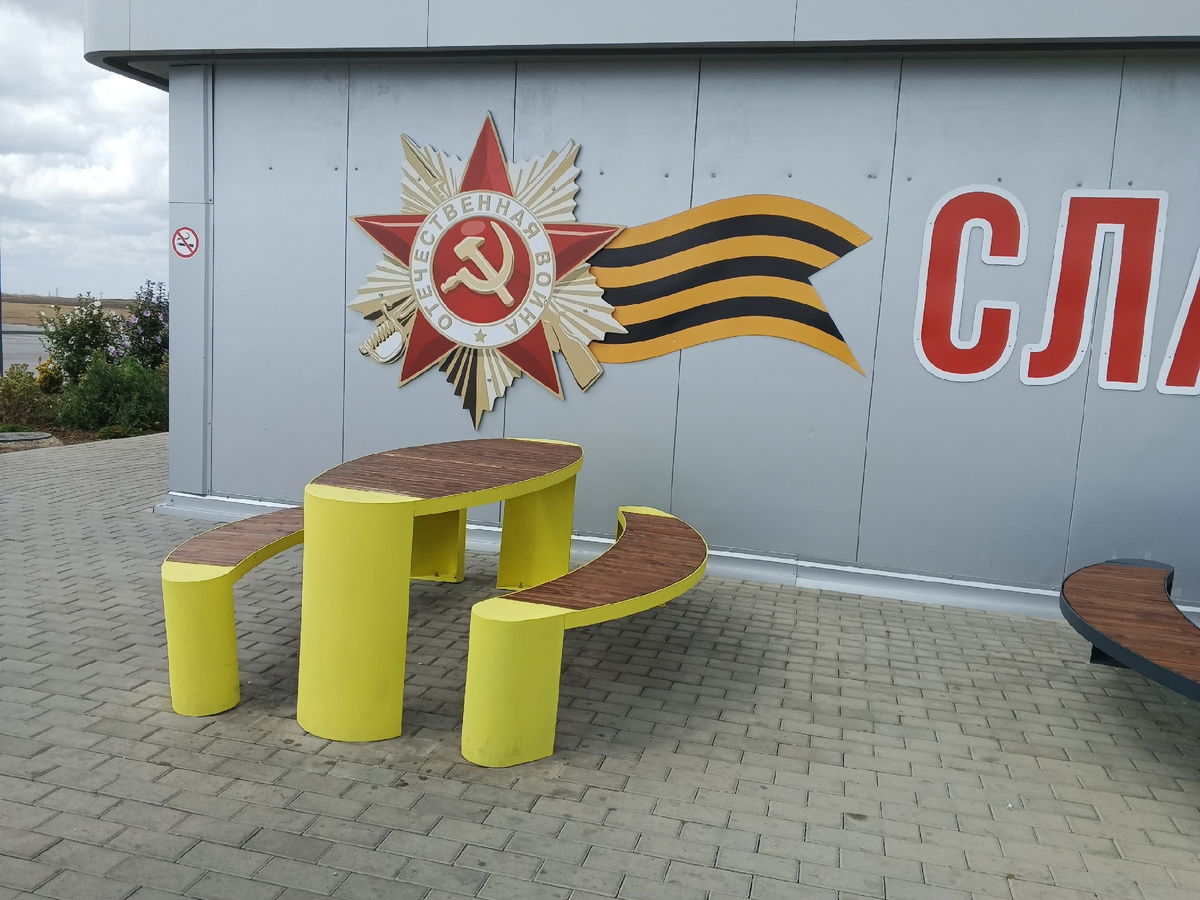 Столики на улице. Фото Галины Малышевой.