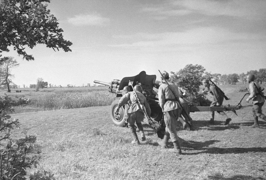 Советские артиллеристы во время смены огневой позиции на Южном фронте в ходе Великой Отечественной войны - Фото: Эммануил Евзерихин/ТАСС