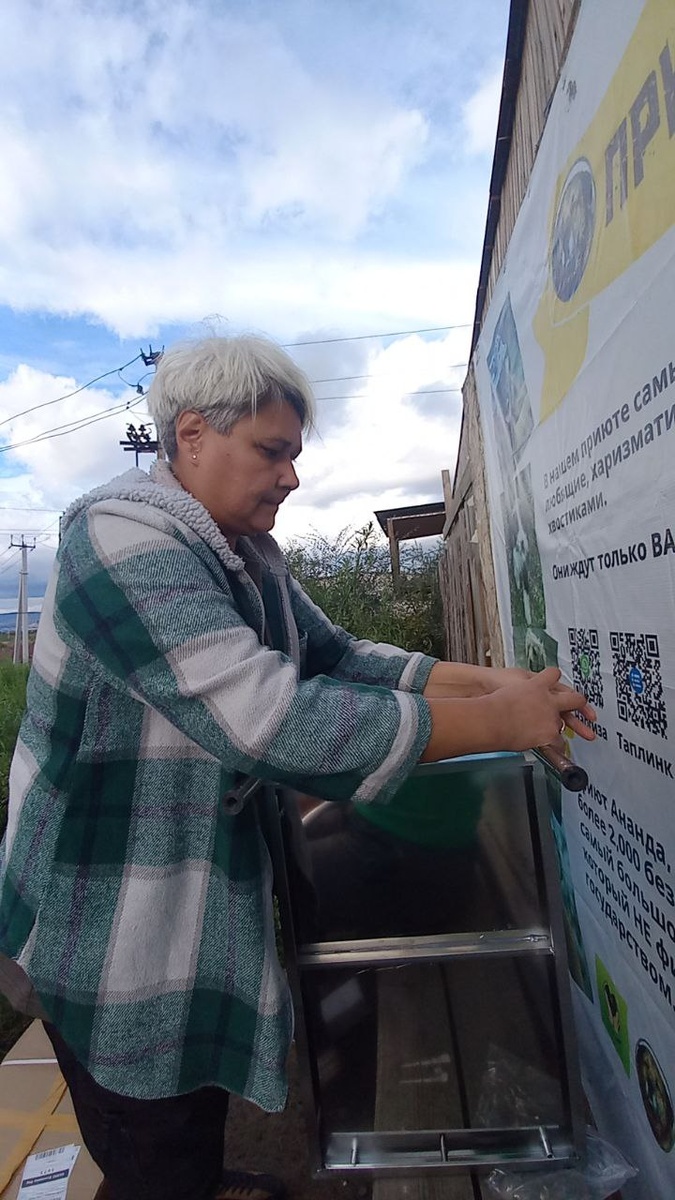 Директор приюта Наргиза Шавкатовна Муминова, в процессе сборки манипуляционного столика для вет.блока. Смотрите видео о сборе столика на нашем канле.