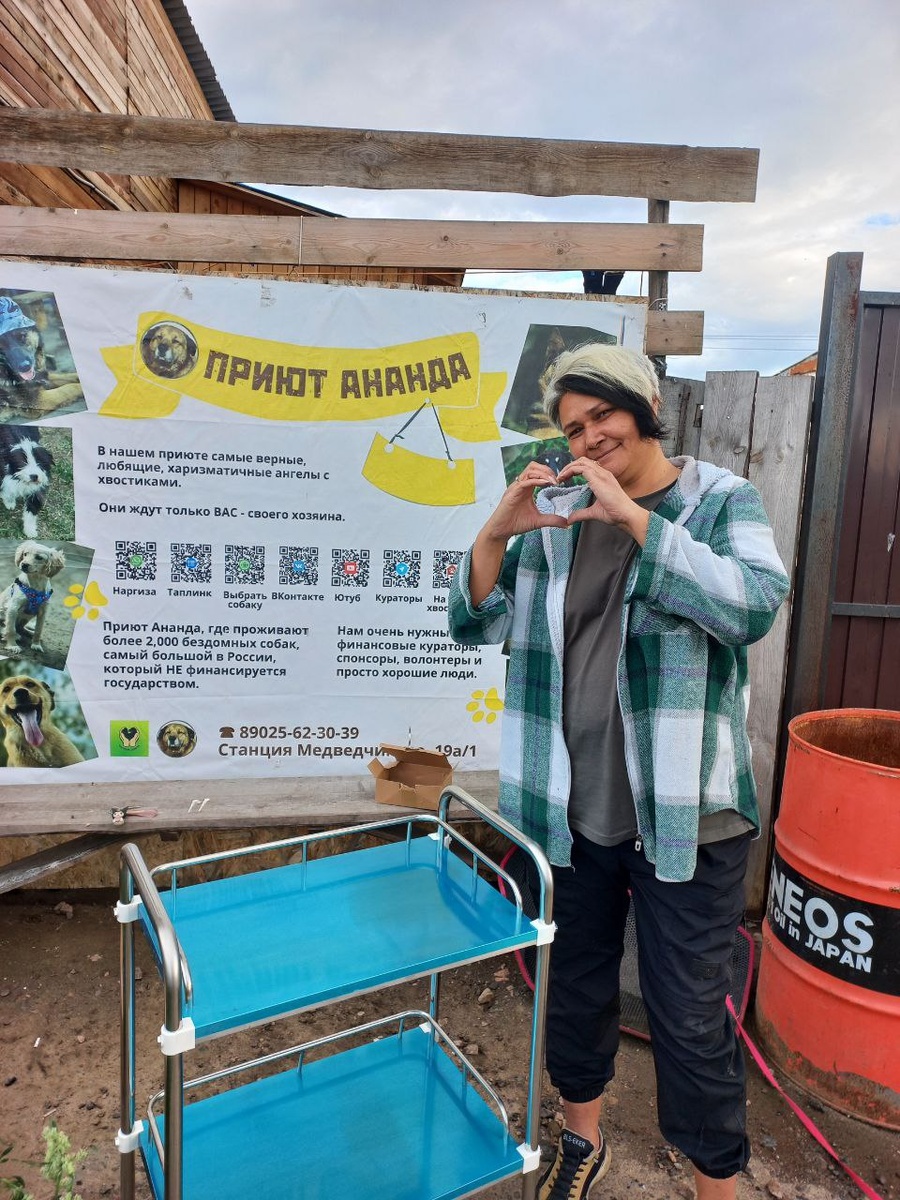 Столик собран. Наргиза Муминова перед входом в приют. Большое спасибо Елене Ф и всем, кто помогает приюту!