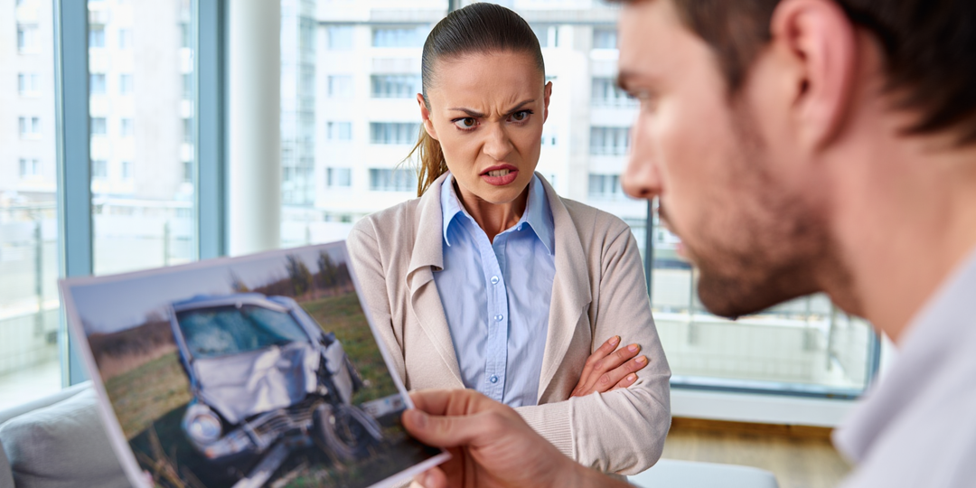 – Твоя сестра мою машину разбила и платить не хочет? Тогда в суде встретимся - предупредила жена