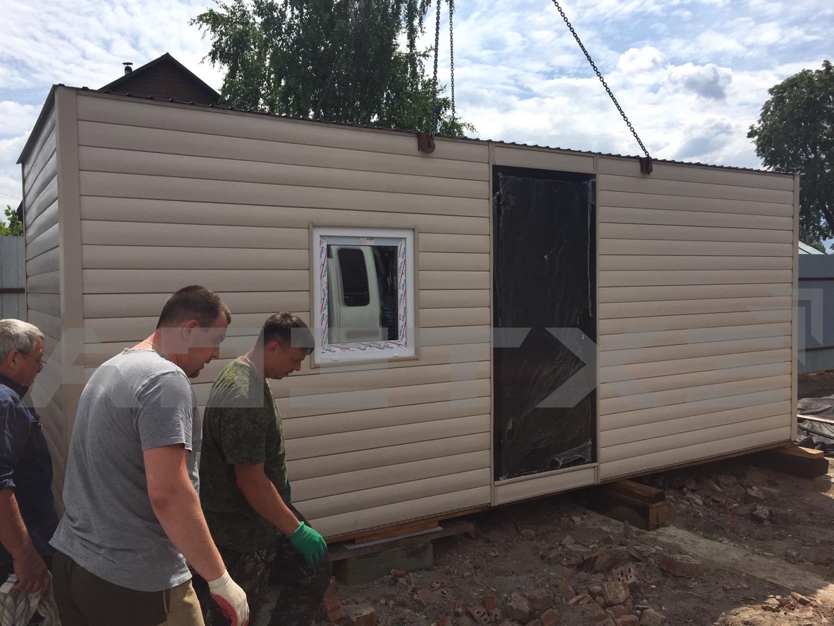 Привезли бытовку на дачу. Фото взято у компании EXTECA с их разрешения (не реклама)