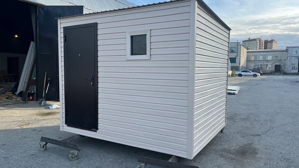 Маленькая бытовка 3х2,4 с виниловым сайдингом на деревянном каркасе. Человеку на дачу под хранения инвентаря. Фото взято у компании EXTECA с их разрешения