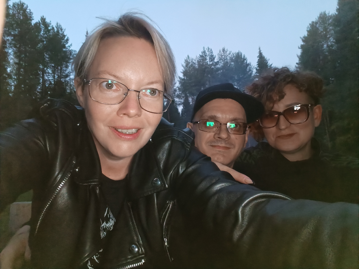 А это, собственно, вся наша компания на тот вечер. Слева на право - ваша покорная слуга, у которой не получалось настроить селфи-сьемку, Юра, Лена