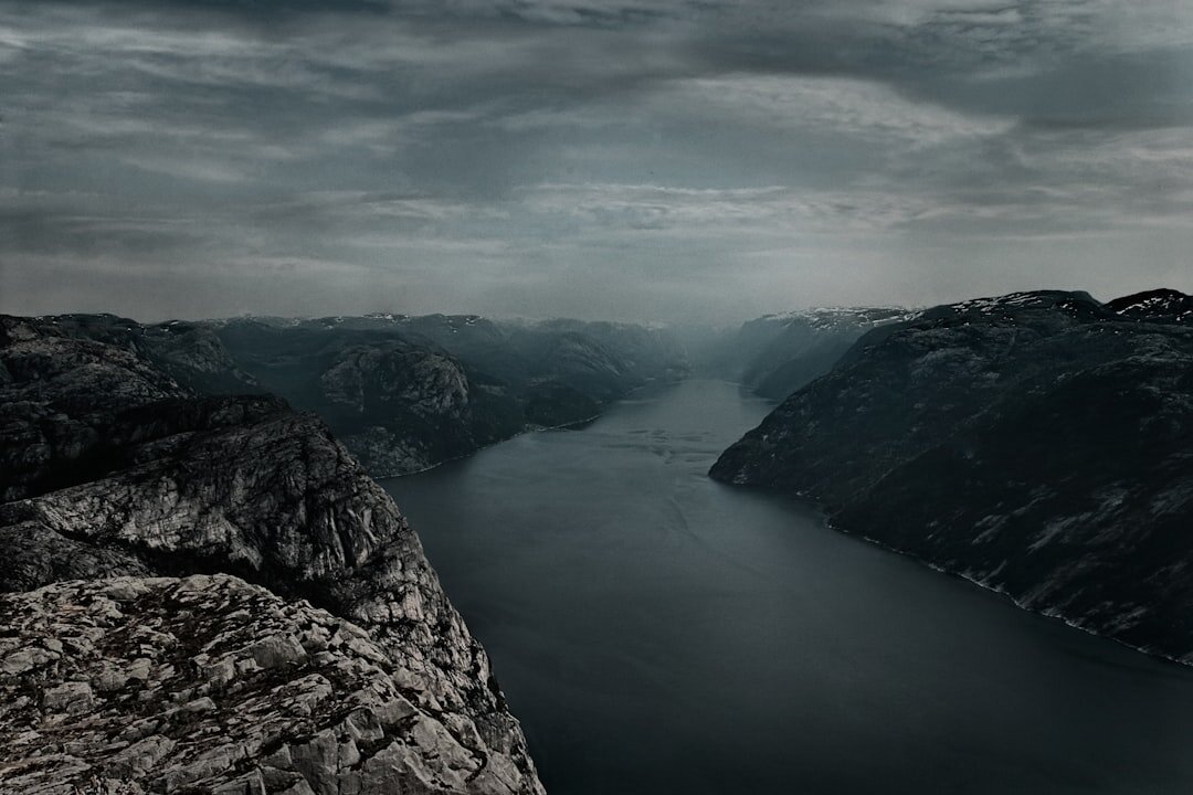 Фото: Unsplash.                                                         Суровая и величественная природа Скандинавии, которая встретила здесь первых людей тысячи лет назад.