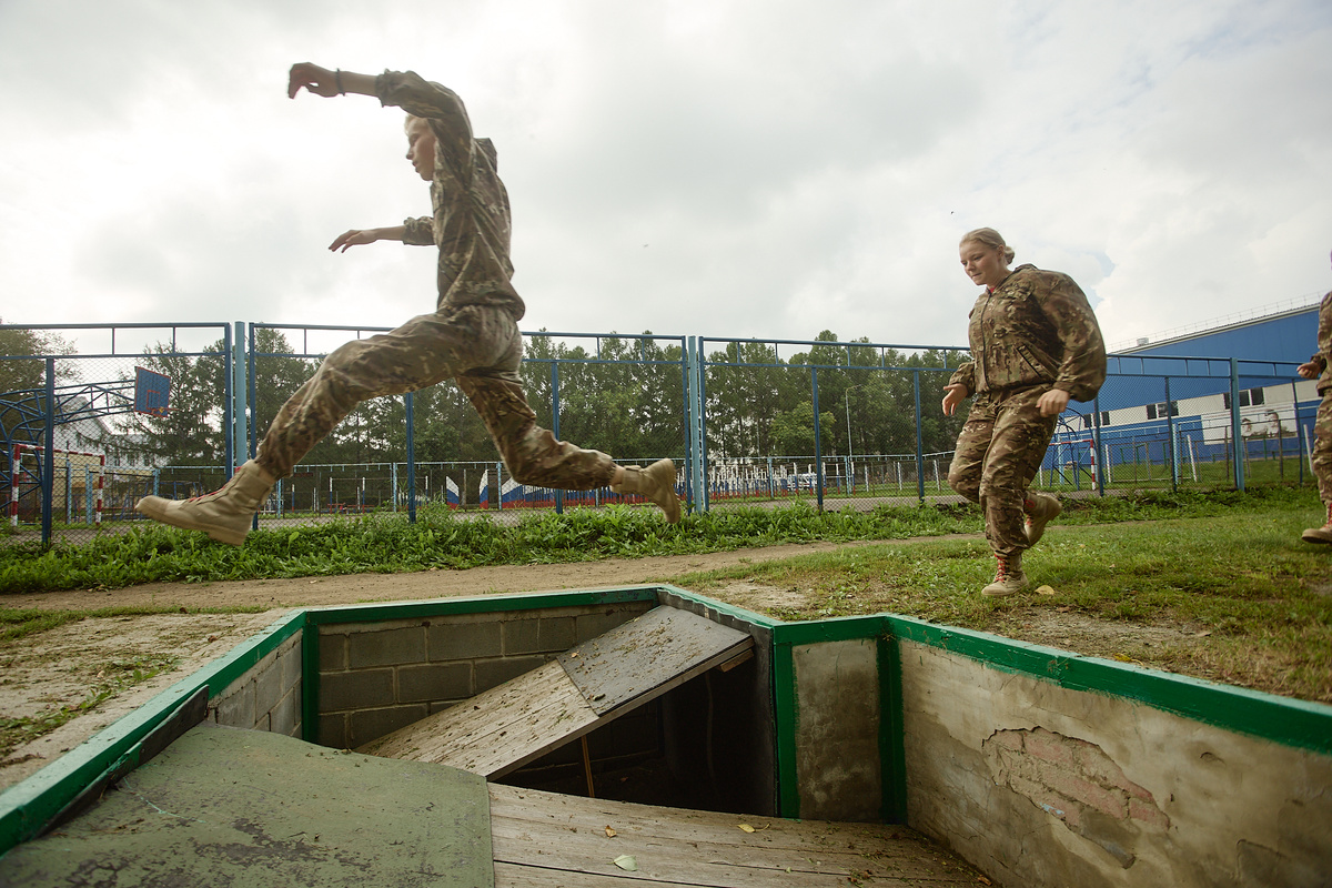 Участники игры проходят испытания «ЮНАВИА»