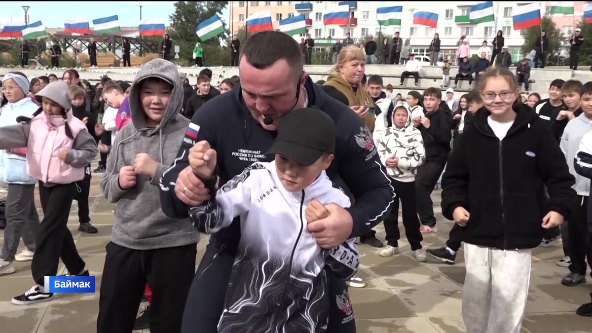    Чемпион мира по боксу Денис Лебедев провел открытую зарядку в башкирском Баймаке