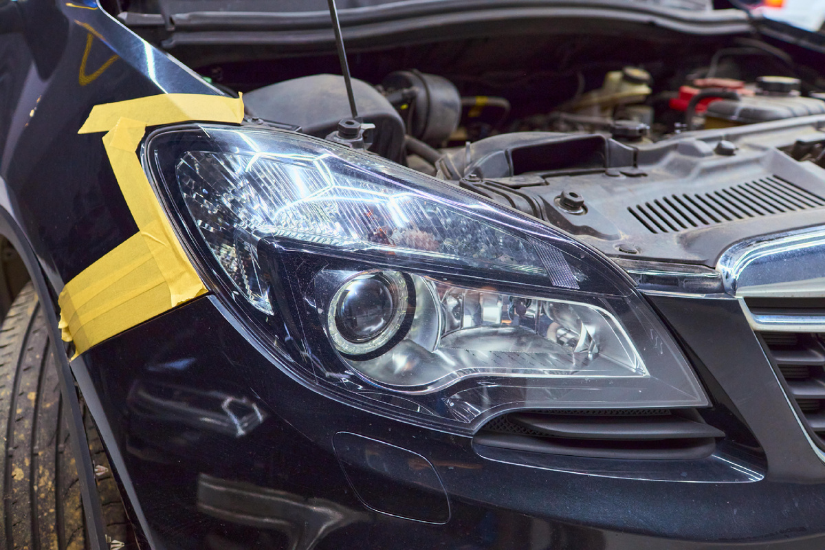 Источник фото: https://custom-heroes.ru/raboty/vid-uslugi/avtosvet/zamena-linz/opel-mokka-obnovlenie-i-zaschita-optiki-s-ustanovkoy-sovremennyh-bi-linz-aozoom/