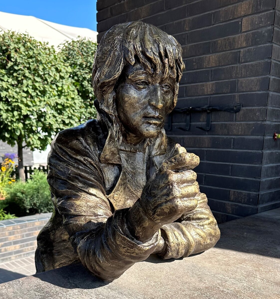 Памятник Виктору Цою в Новосибирске. Источник — dzen.ru/pa_myatnik