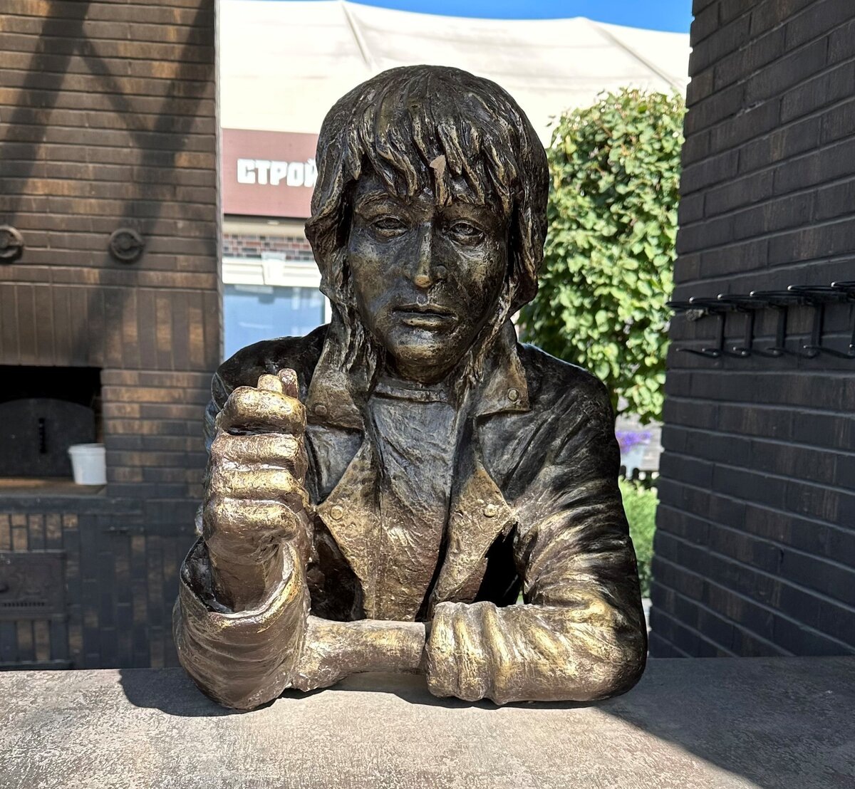 Памятник Виктору Цою в Новосибирске. Источник — dzen.ru/pa_myatnik