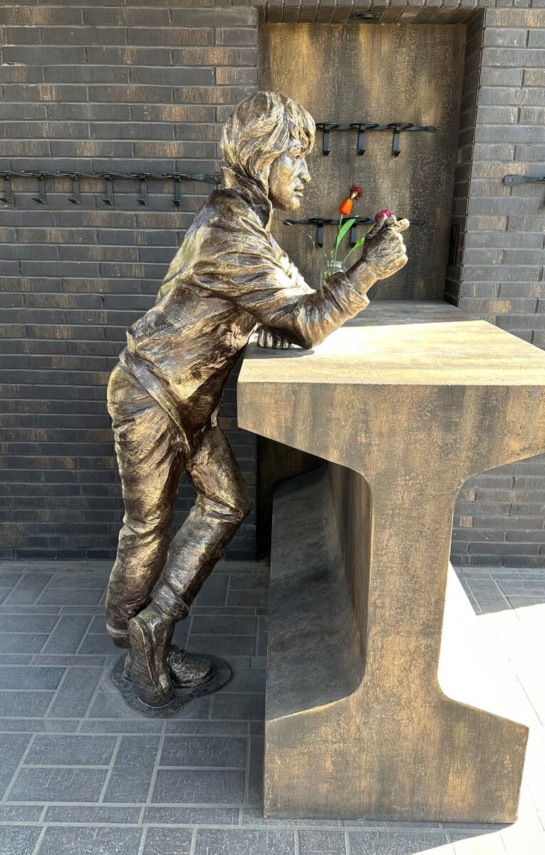 Памятник Виктору Цою в Новосибирске. Источник — dzen.ru/pa_myatnik