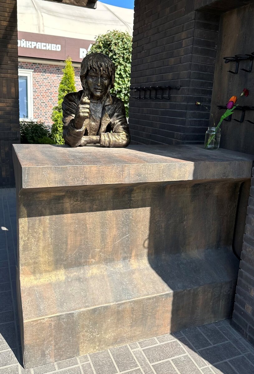 Памятник Виктору Цою в Новосибирске. Источник — dzen.ru/pa_myatnik