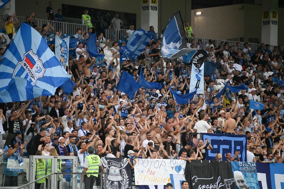    Болельщики тоже готовятся к большому празднику. Геннадий БИСЕНОВ