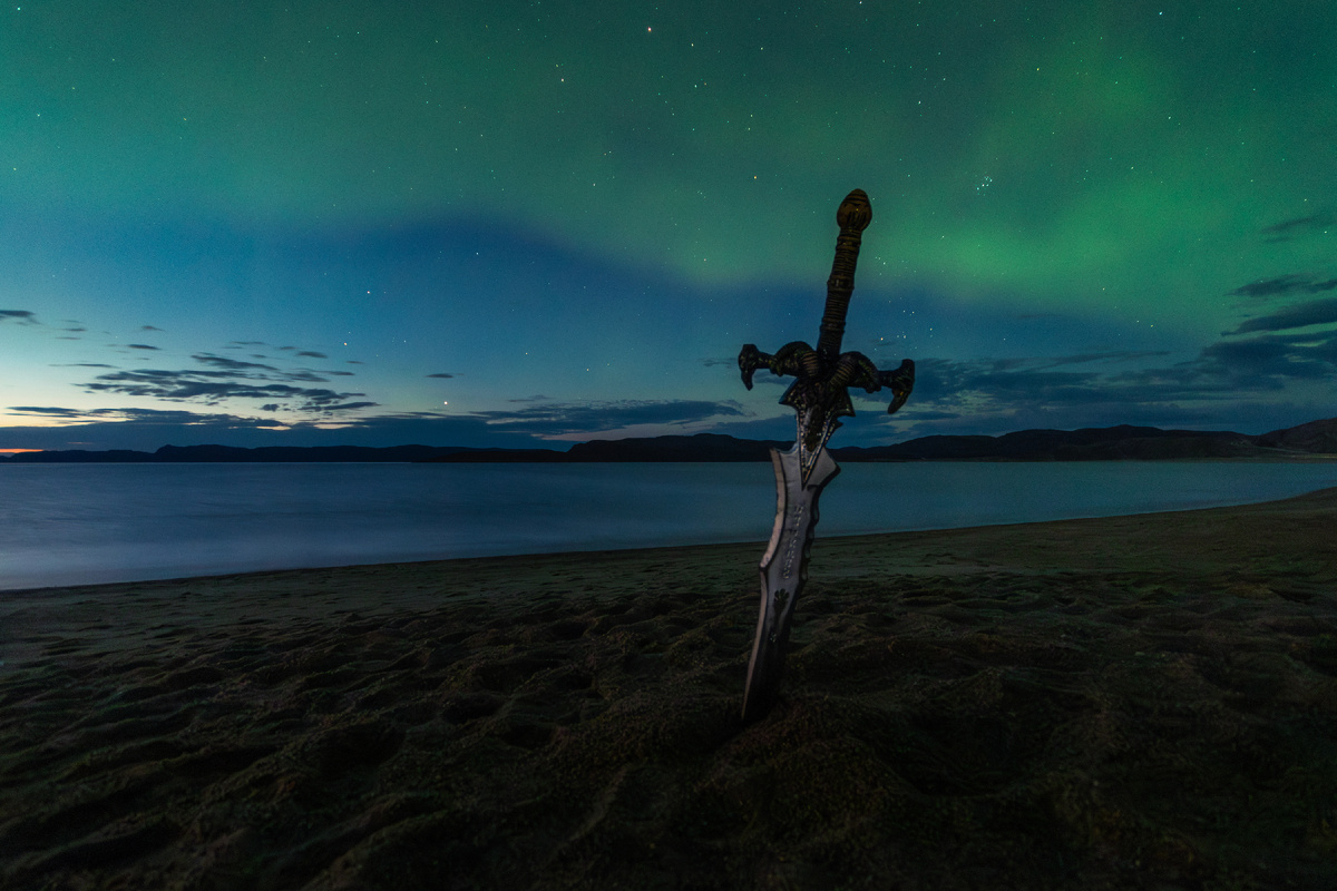 Мечь "Ледяная скорбь" из игры World of Warcrat на берегу Баренцева моря в Териберке