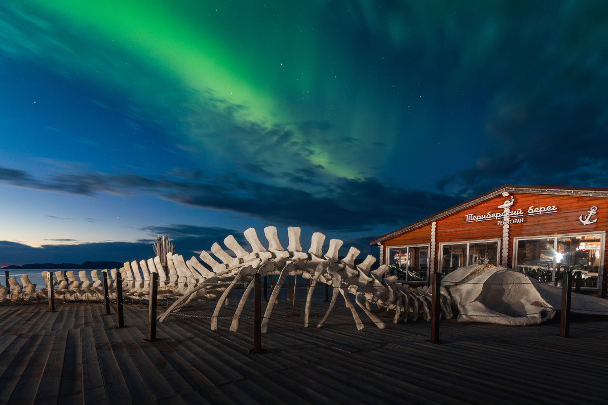 Северное сияние над декорацией к фильму "Левиафан" в Териберке