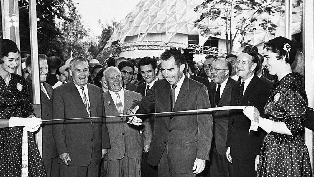 Никита Хрущев и Ричард Никсон на выставке. Фото из открытых источников