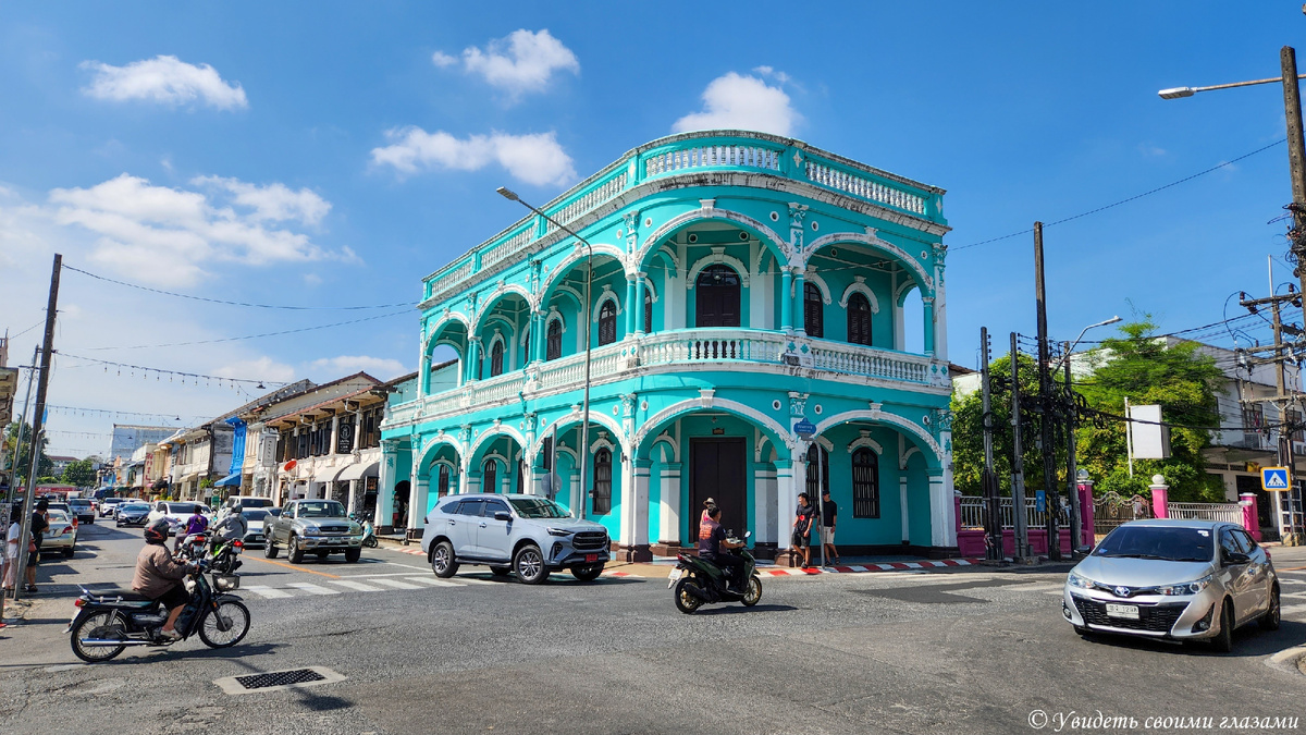 Яркие исторические здания на Dibuk Road