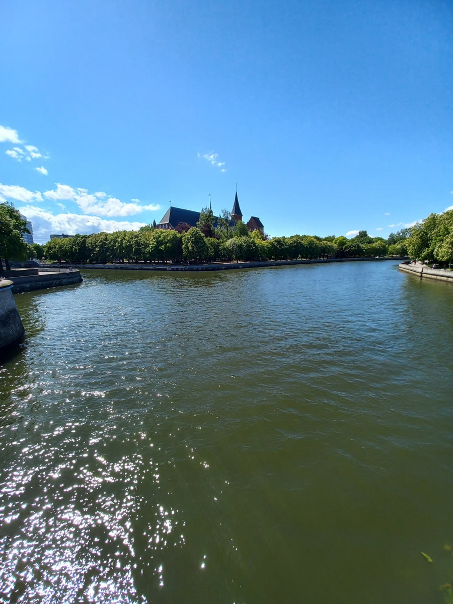 Калининград. Вид на Кафедральный собор с Деревянного моста.