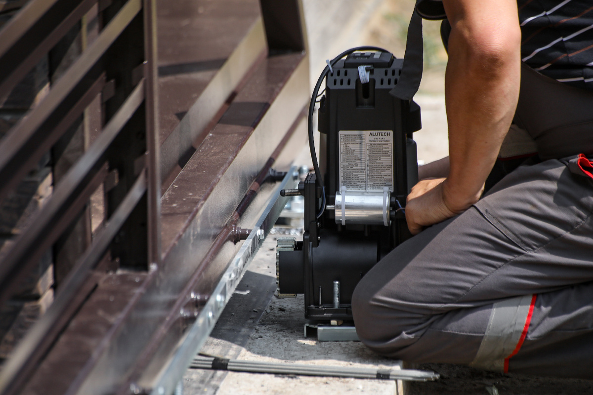 Установка привода для откатных ворот