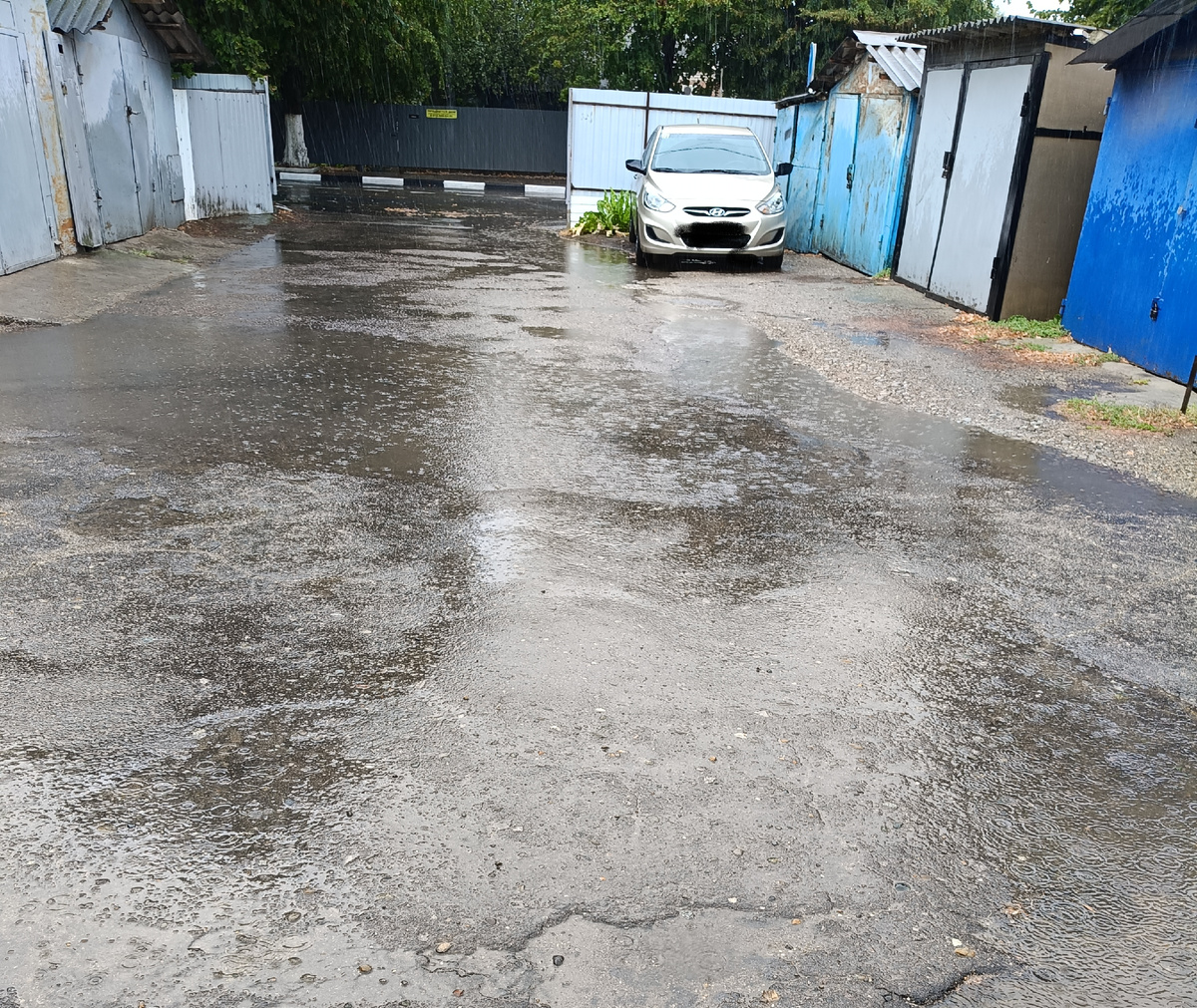 Выезд со двора. Наша машина омывается дождём). 