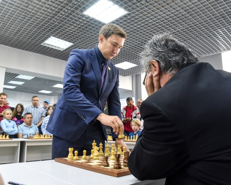     Куряне сыграли в шахматы с гроссмейстером Сергеем Карякиным
