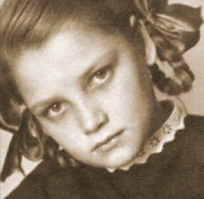 Наталья Кустинская в детстве / фото из открытых источников